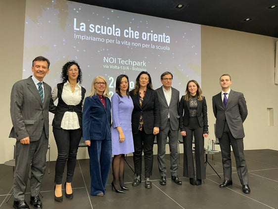 Il Sovrintendente Vincenzo Gullotta con relatori e relatrici del convegno. 