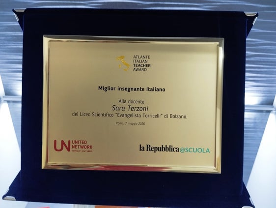 La targa consegnata alla professoressa Sara Terzoni, del Liceo Torricelli, vincitrice del Atlante Italian Teacher Award