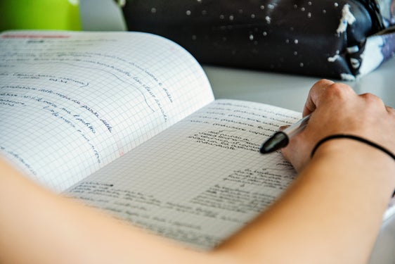 Una studentessa alle prese con i compiti