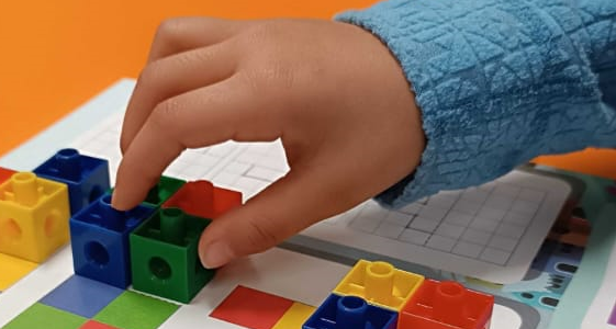 Innovamat prevede - tra il resto - l'utilizzo di materiali manipolativi. 