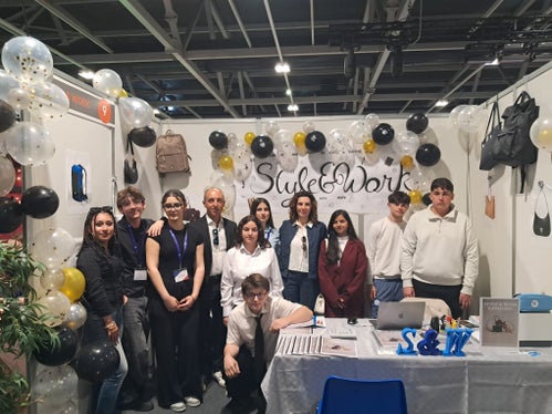 studentesse e studenti del Mattei vincitori premio fiera simulimpresa 