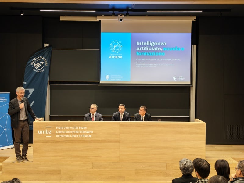 Intelligenza, scuola e formazione. Un momento del convegno dedicato al Piano Athena svoltosi nell'aula magna della facoltà di Ingegneria della Libera Università di Bolzano. Nella foto (da sinistra), il prorettore alla Didattica di Unibz Marco Baratieri, l'ispettore per l’ambito STEAM Fabio Furciniti, il vicepresidente e assessore all'Istruzione Marco Galateo e il sovrintendente scolastico Vincenzo Gullotta. (Foto: USP)