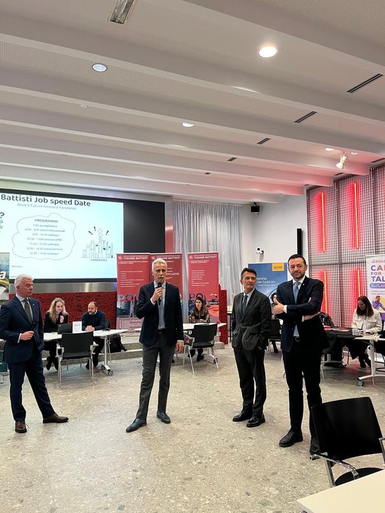 Scuola e mondo del lavoro si rapportano. La giornata dedicata al Battisti Job Speed. Nella foto (da sinistra) Nicola Calabrò, amministratore delegato e direttore di Cassa di Risparmio, il dirigente scolastico Paolo Rech, il sovrintendente scolastico Vincenzo Gullotta e il vicepresidente Marco Galateo. (Foto: USP)