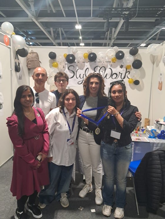 studentesse e studenti del Mattei vincitori premio fiera simulimpresa 