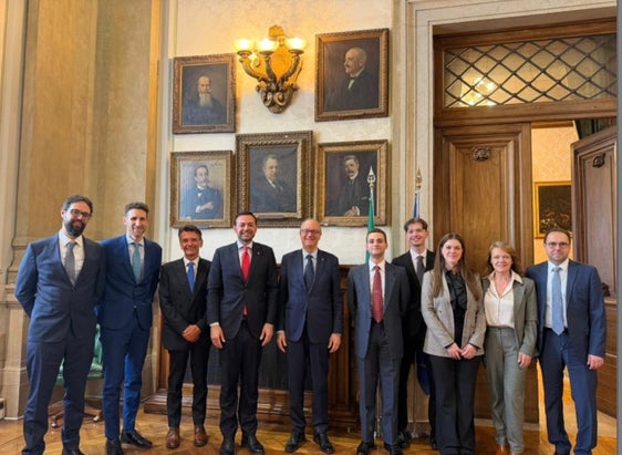 Riscontri positivi emersi a Roma per la presentazione al ministro Giuseppe Valditara della strategia giovanile della Provincia autonoma di Bolzano “Trova il tuo spazio”. Nella foto (da sinistra) Andrea Penazzi (direttore Terraferma), Gabriele Guatter (responsabile pedagogico), Il sovrintendente Gullotta, il vicepresidente Galateo, il ministro Valditara, Marco Fauni (presidente Consulta provinciale giovani), Luca Pompili (vicepresidente Consulta giovani), Lidia Tecchiati (Ufficio politiche giovanili), la docente Rosanna Notaro e Tonino Tuttolomondo, direttore della Sovrintendenza scolastica. (Foto: USP)