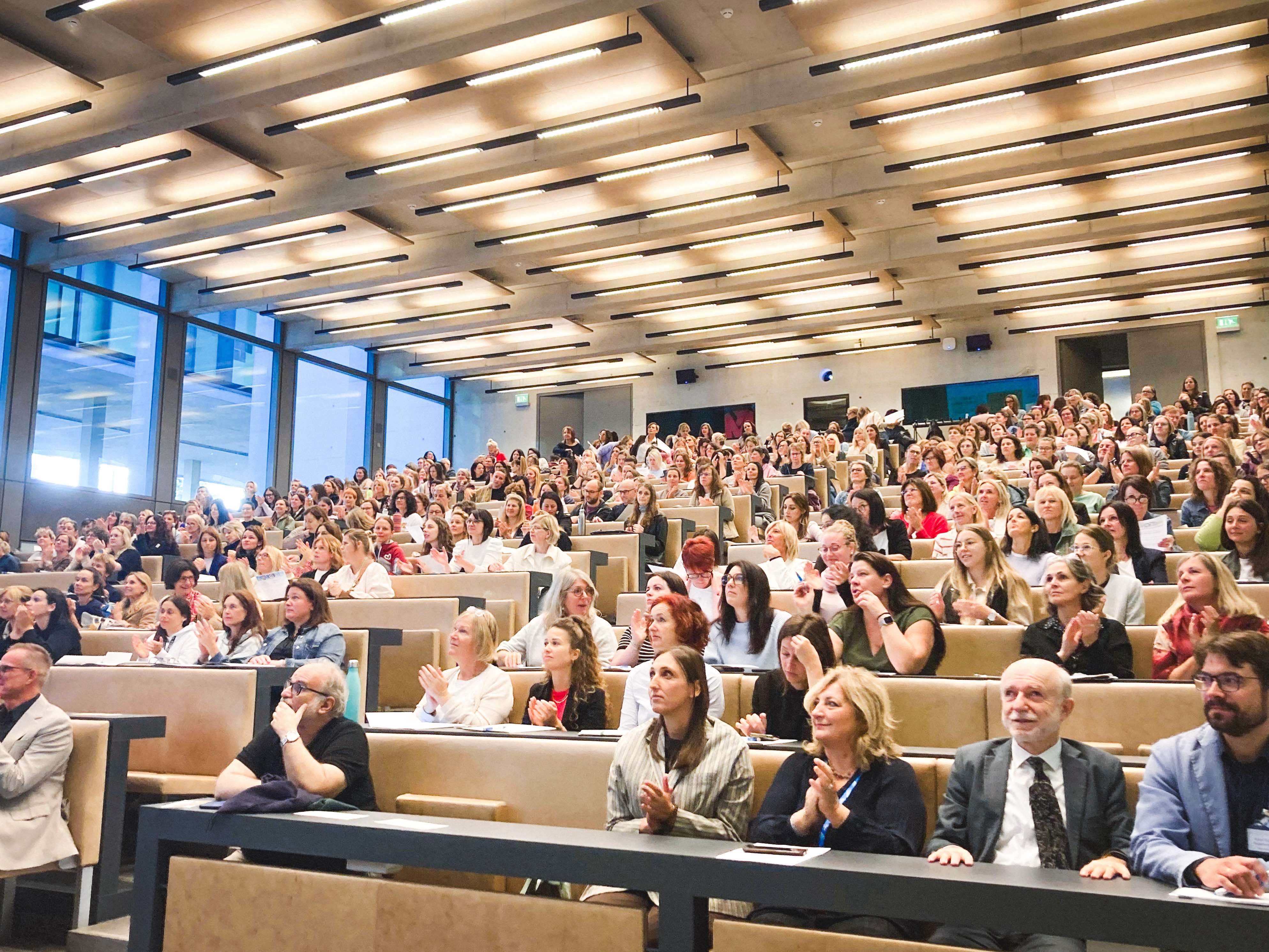 La plenaria nell'aula magna della sede di Bressanone della Libera Università di Bolzano.