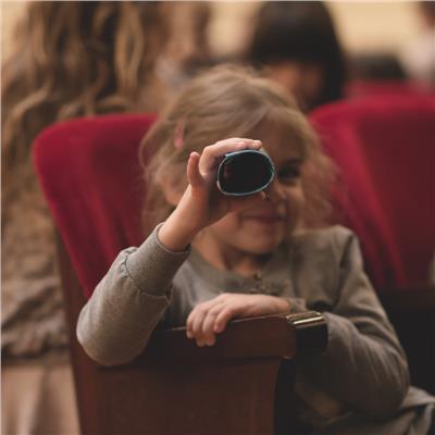 Bambina con programma di sala