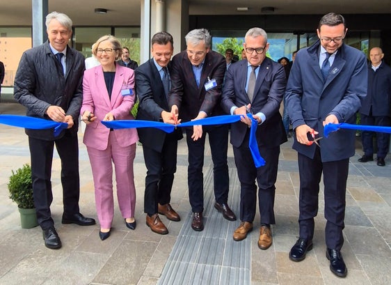 Taglio del nastro del nuovo edificio che ospiterà le scuole Marconi e Lévinas a Merano. Nella foto (da sinistra) Alberto Conci, dirigente della Scuola provinciale per le professioni sociali “Emmanuel Lévinas”, la dirigente della Scuola professionale in lingua italiana per l’artigianato, l’industria e il commercio “Guglielmo Marconi” Diana Palumbo, il sovrintendente scolastico Vincenzo Gullotta, il direttore della Formazione professionale Giuseppe Delpero e gli assessori provinciali Christian Bianchi e Marco Galateo. (Foto: USP/Thomas Laconi)