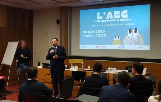 Docenti, istituzioni e rappresentanti del mondo bancario si sono confrontati nei giorni scorsi su come avvicinare le nuove generazioni ai temi dell’economia, del risparmio e della gestione consapevole delle risorse. Per il vicepresidente Galateo, "l'economia è soprattutto partecipazione civica, imparare a gestire le risorse comuni e fare scelte etiche". (Foto: USP)