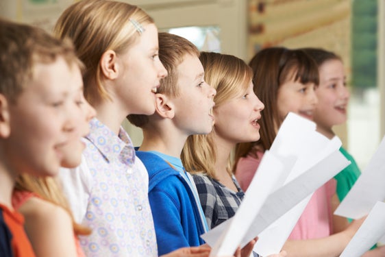 Ragazzi che cantano (Foto: shutterstock)