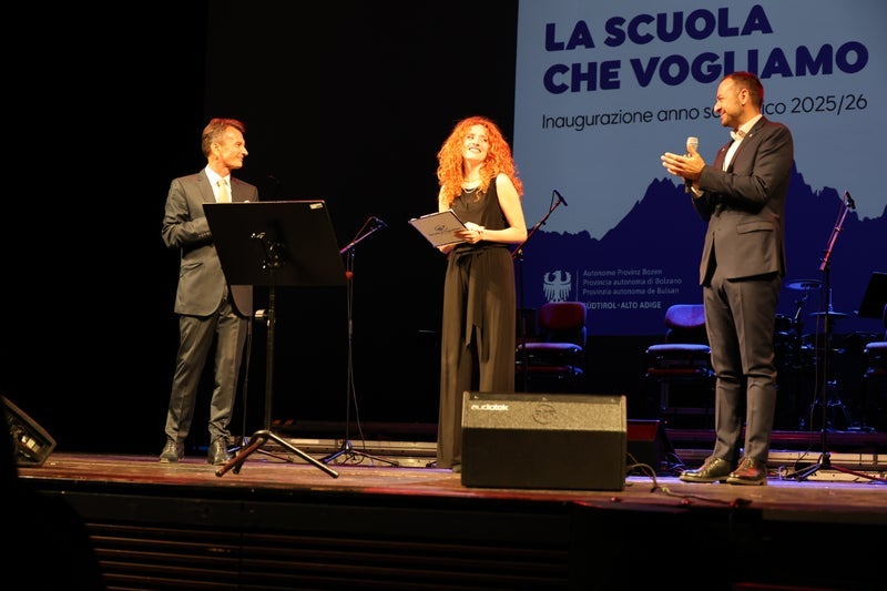 Passione, condivisione, progetti: la festa della scuola italiana è stata celebrata al Teatro Comunale di Bolzano. Nella foto (da destra) il vicepresidente Galateo, la moderatrice Chiara Sartori e il sovrintendente Vincenzo Gullotta. (Foto: USP)