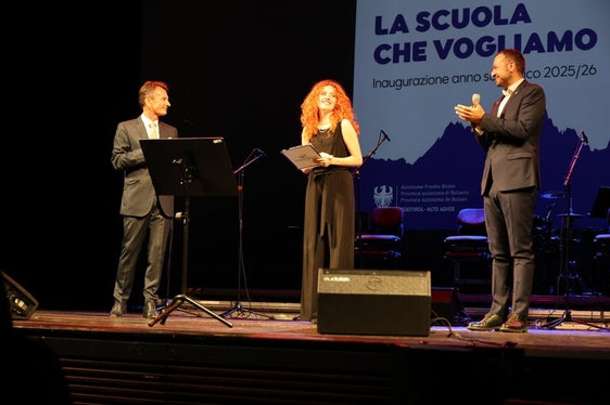 Passione, condivisione, progetti: la festa della scuola italiana è stata celebrata al Teatro Comunale di Bolzano. Nella foto (da destra) il vicepresidente Galateo, la moderatrice Chiara Sartori e il sovrintendente Vincenzo Gullotta. (Foto: USP)