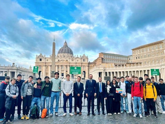 Un messaggio di speranza al mondo della scuola. Foto di gruppo per la delegazione della Scuola italiana della provincia di Bolzano assieme al sovrintendente scolastico Vincenzo Gullotta (nella foto il nono da sinistra) e al vicepresidente della Provincia Marco Galateo (Nella foto il decimo da sinistra). (Foto: USP)