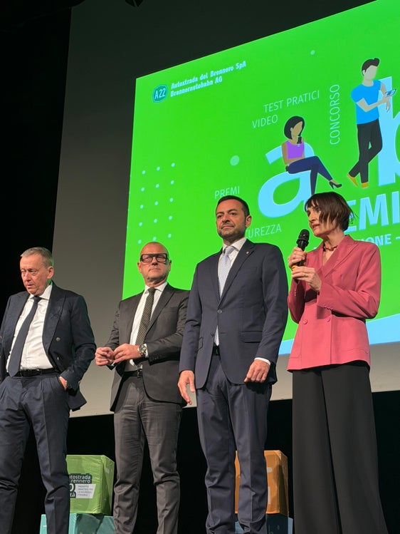 Sul palco del Teatro Rainerum per ABC - L'Autostrada del Brennero in Città: da destra il commissario del Governo Maddalena Travaglini, l'assessore provinciale Marco Galateo, il sindaco di Bolzano Claudio Corrarati e il direttore tecnico generale di A22 Carlo Costa. (Foto: Alice Segata) » 