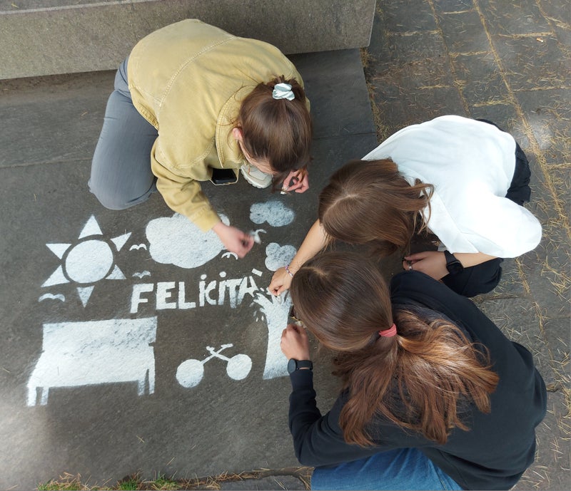 Alunni e insegnanti delle scuole secondarie di primo grado di Prato Isarco e Fabio Filzi di Laives al lavoro sul progetto “Graffiti 2025”, che unisce arte urbana, apprendimento delle lingue e scambio interculturale. 