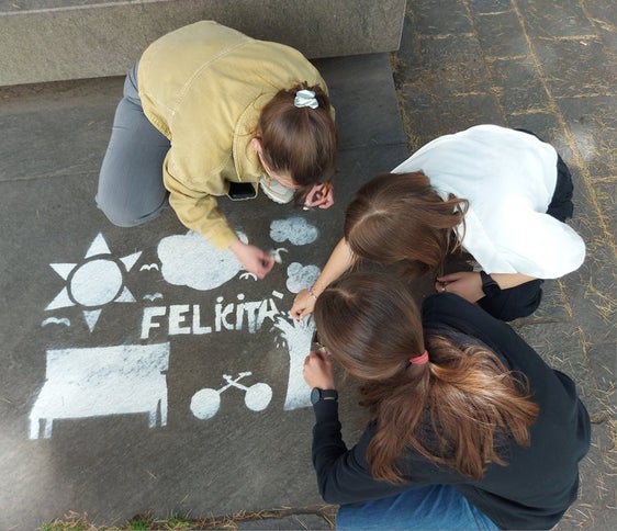 Alunni e insegnanti delle scuole secondarie di primo grado di Prato Isarco e "Fabio Filzi" di Laives al lavoro sul progetto “Graffiti 2025”, che unisce arte urbana, apprendimento delle lingue e scambio interculturale. 