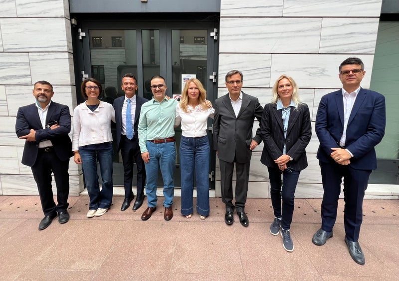 La Direzione Istruzione e Formazione italiana si è arricchita nell’ultimo anno di nuovi membri dello staff del sovrintendente. I nuovi ispettori sono Marco Fontana, Chiara Nocentini e Christian Rispoli. Nella foto gli ispettori scolastici con il sovrintendente scolastico Vincenzo Gullotta. In ordine (da sinistra a destra): Silvano Trolese, Patrizia Corrà, il sovrintendente Vincenzo Gullotta, Fabio Furciniti, Verena Mitterer, Marco Fontana, Chiara Nocentini, Christian Rispoli. (Foto: USP)