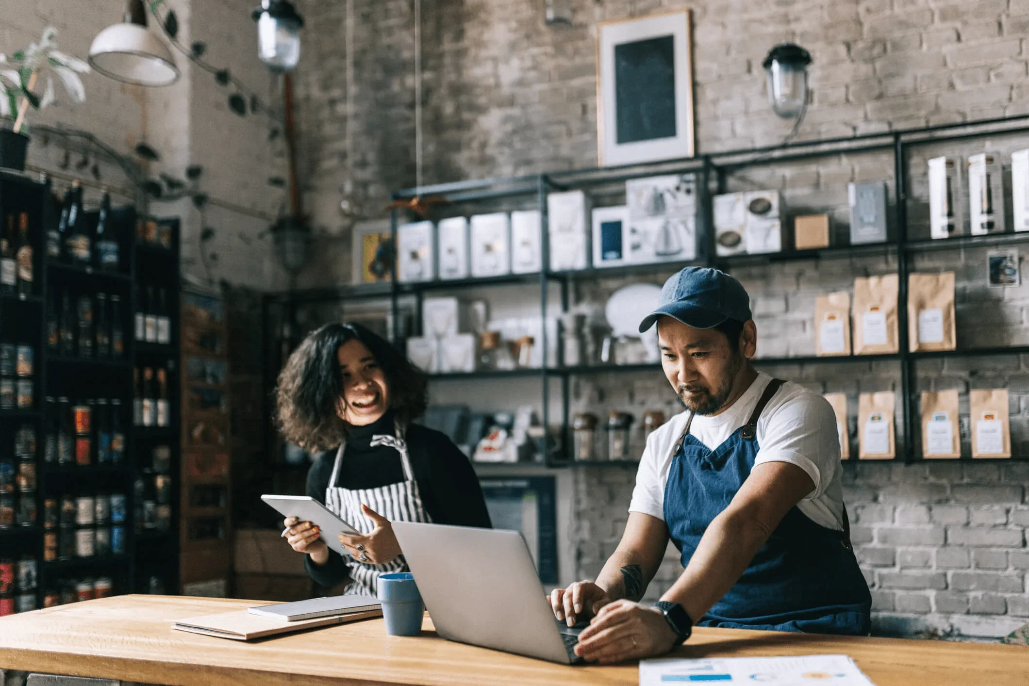 The owners of this coffee shop engage in a lively discussion as one looks at his laptop deciding whether to switch to a fixed or variable tariff.