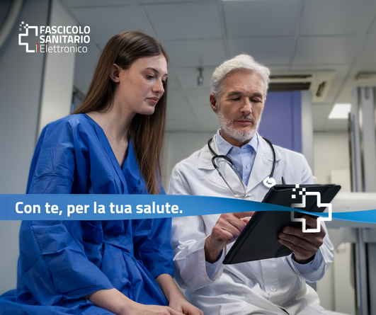 Un dottore mostra il fascicolo sanitario elettronico alla sua paziente