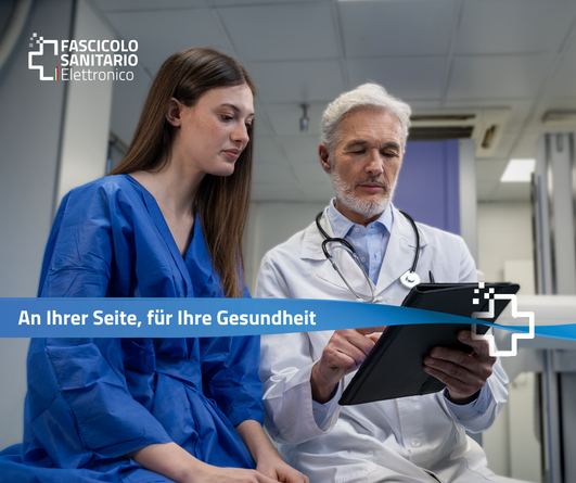 Ein Arzt zeigt seiner Patientin die elektronische Gesundheitsakte