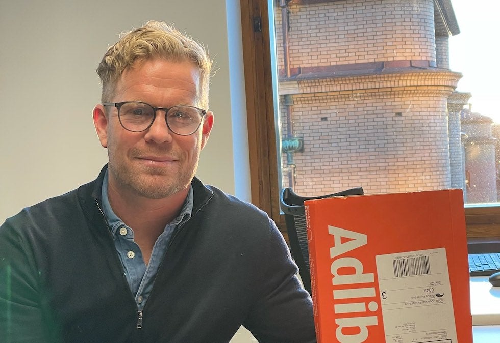 Sikrer seg Adlibris:  Kundeansvarlig Kristian Lühr i Carat har ikke bare fått en bokpakke fra Adlibris. Nå overtar mediebyrået hele mediekontoen til den digitale bokhandleren i Norge. Foto: Carat