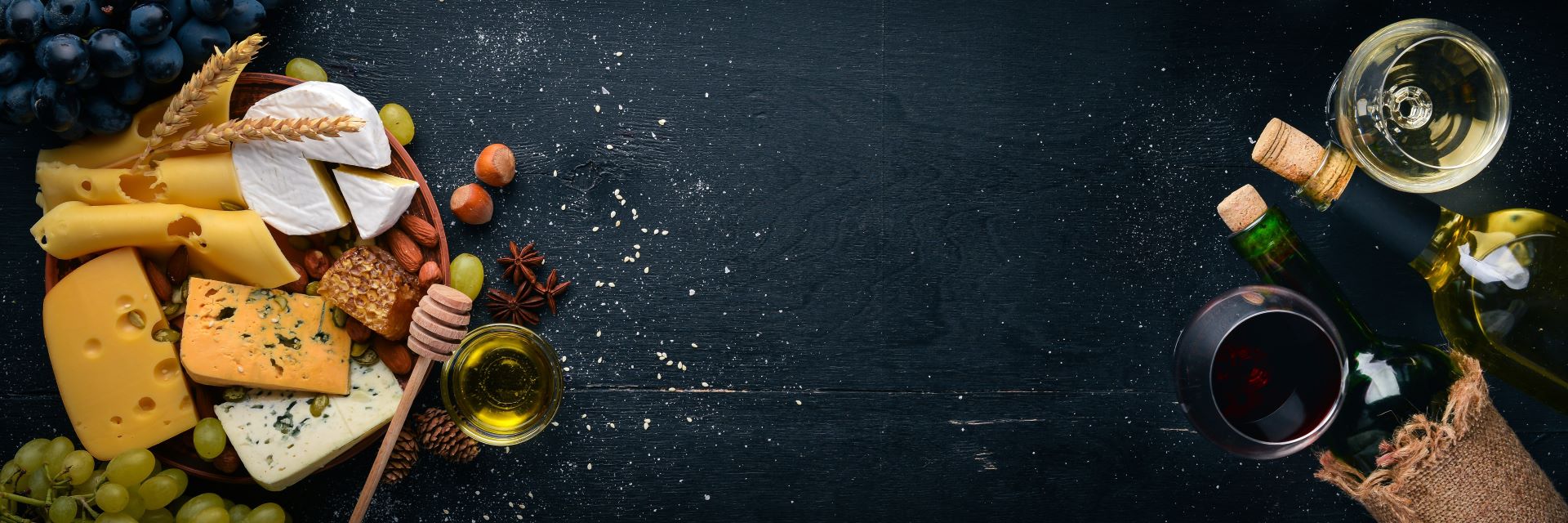 Hangulatkép két pohár borral, szeletelt sajtokkal