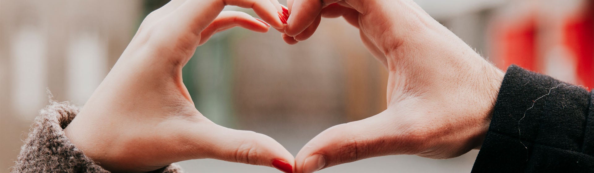 Két kéz együttesen formál egy szívecskét