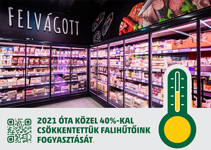 A PENNY energiahatékonysági törekvéseinek fontos pillére az üvegajtók telepítése a fali hűtősorokra. Mára minden egyes üzletünk fali hűtősorai üvegajtókkal vannak ellátva és az újonnan nyitó üzleteinknél is ez a standard berendezés.2021 óta közel 40%-kal csökkentettük falihűtőnk fogyasztását.