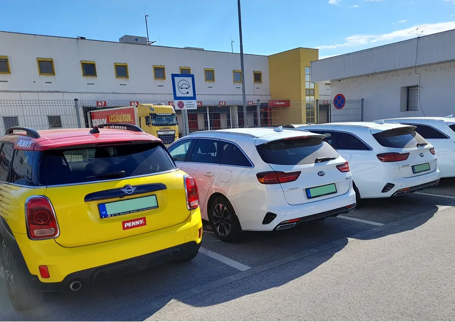 Autók a Penny parkolóban