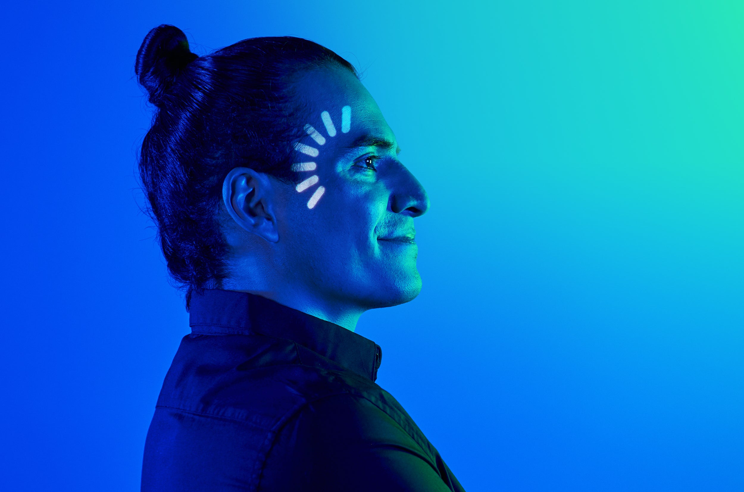 Opiskelija neonvaloissa