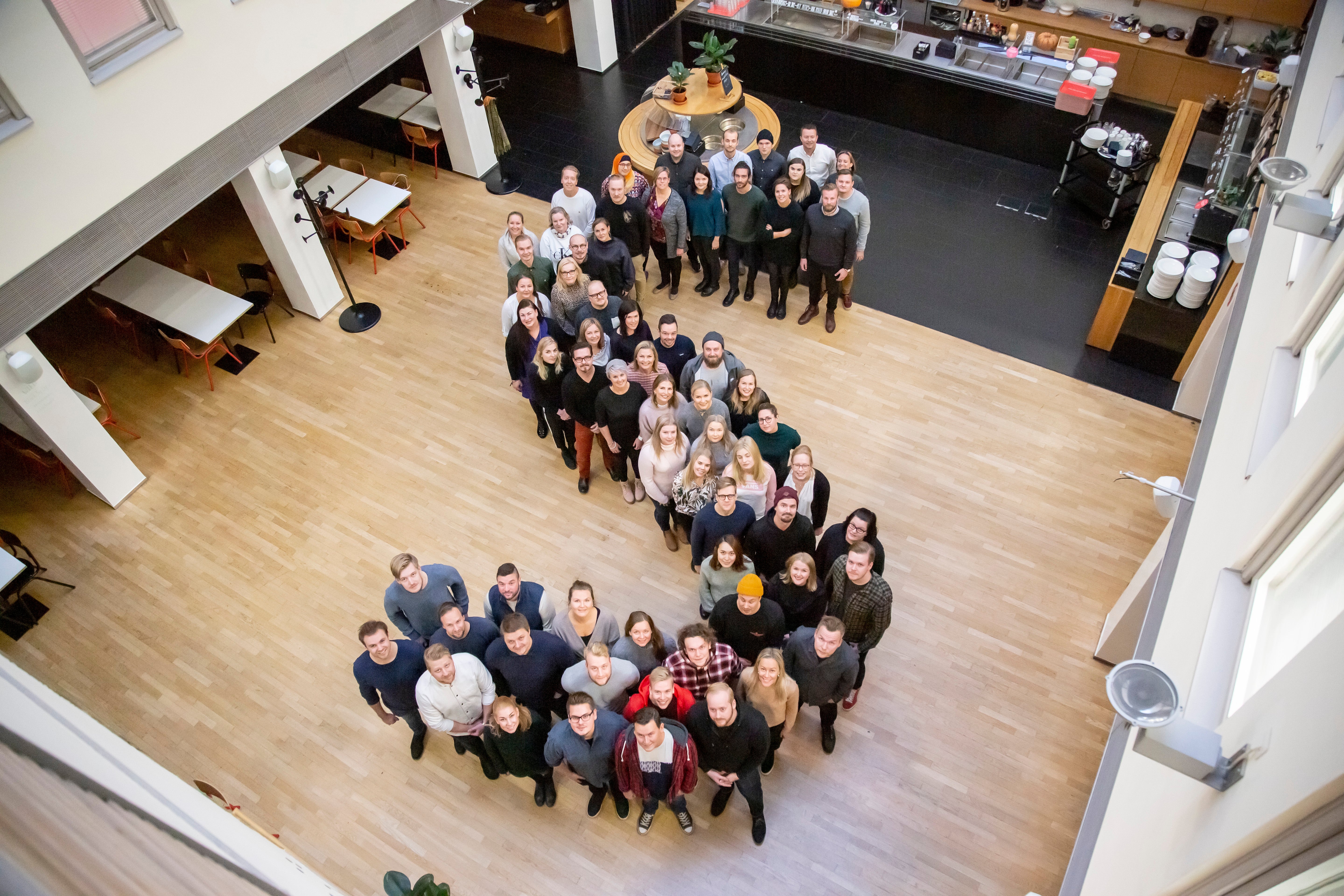 Dentsu henkilökunta S-ryhmän logon muodossa