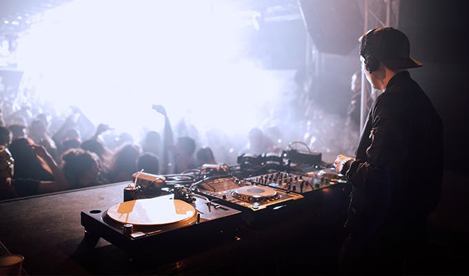 Ihmiset tanssivat tapahtumassa