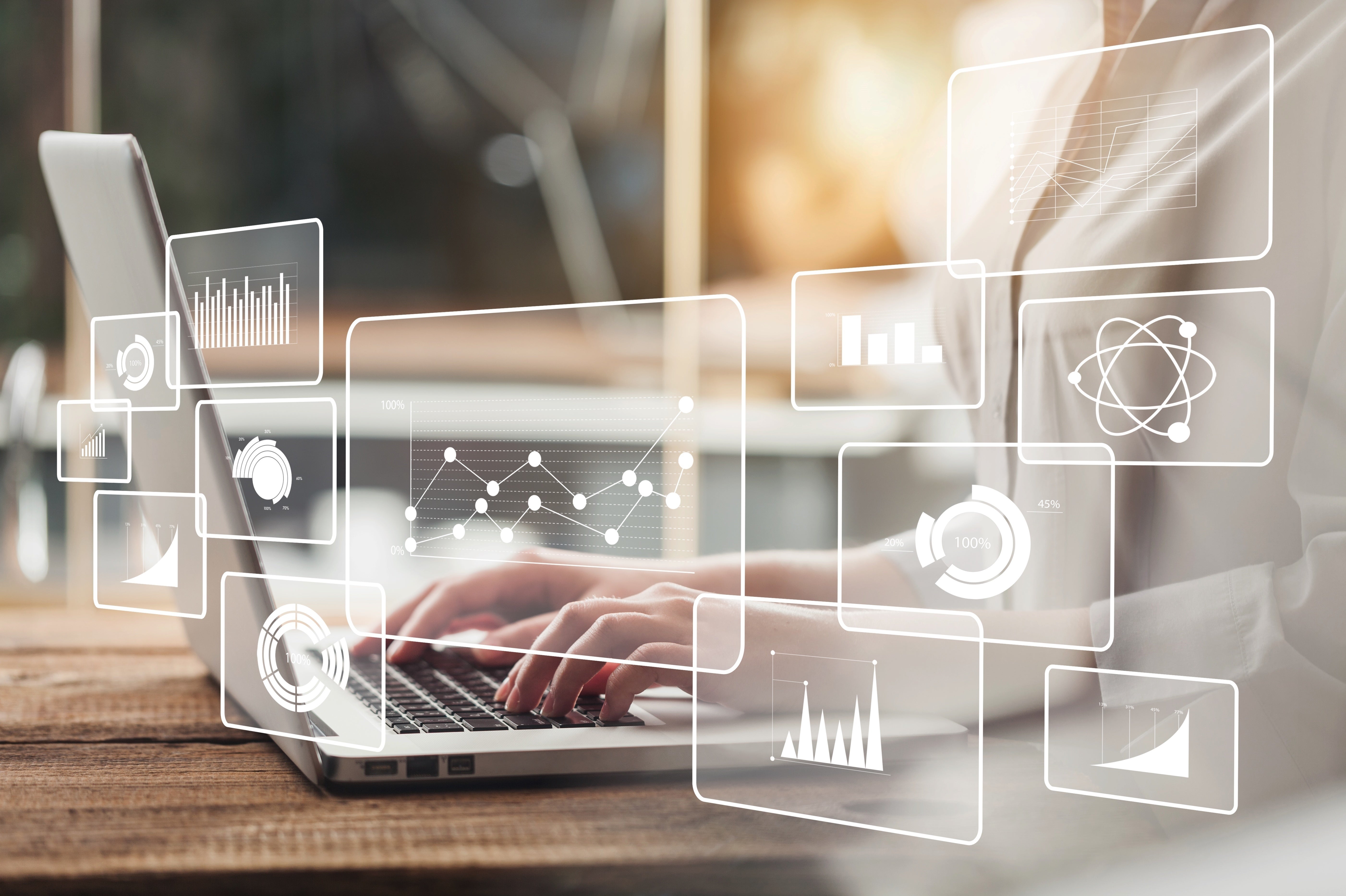 Nainen tietokoneella