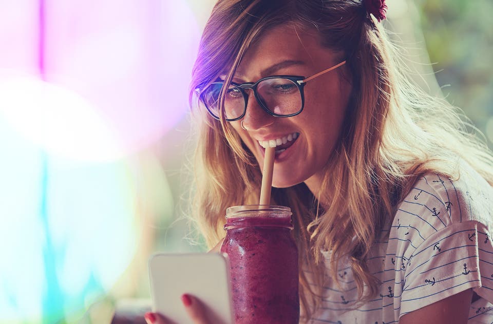 Nainen syö terveellisesti