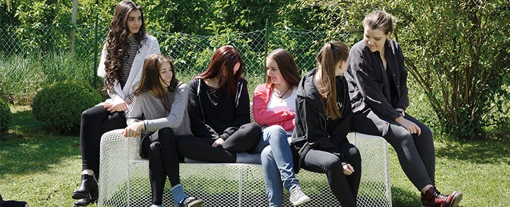 Schülerinnen unterhalten sich im Garten