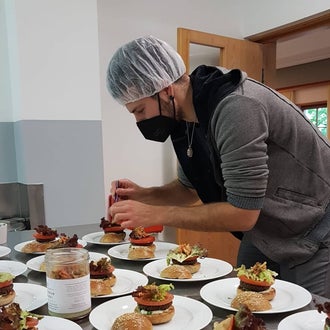 Zubereitung von Insekten-Burger. 