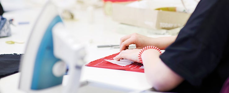 Schülerin beim Praxisunterricht Textilverarbeitung