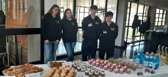 Schüler*innen der Fachschule Neumarkt gestalten ein Jausenbuffet der Fachoberschule für Landwirtschaft in Auer 