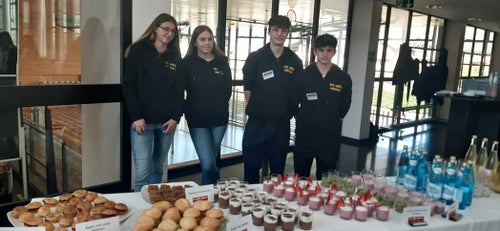 Schüler*innen der Fachschule Neumarkt gestalten ein Jausenbuffet der Fachoberschule für Landwirtschaft in Auer 