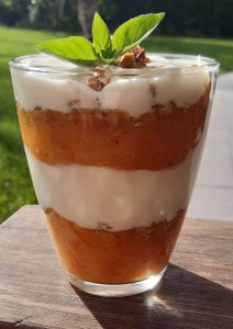 6 Kaki

1 Orange, Saft

100 g kernige Haferflocken

3 TL Butter

3 EL Zucker

200 g Joghurt

200 g Topfen

100 g Sahne

Grand Manier

Vanillezucker

Pfefferminze zum Garnieren

Die Kaki durch ein feines Sieb passieren und mit Orangensaft abschmecken.

Sahne steif schlagen. Topfen, Joghurt, Likör und Vanillezucker verrühren und die Sahne unterheben.

Butter in einer Pfanne schmelzen, Zucker darin karamellisieren lassen und die Haferflocken zugeben.

Nun Das Kakipüree, die Haferflocken und die Topfencreme abwechselnd in Gläser füllen, Mit Haferflocken und Minze garnieren.