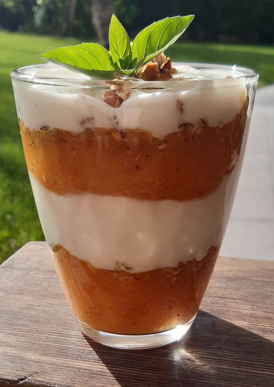 6 Kaki

1 Orange, Saft

100 g kernige Haferflocken

3 TL Butter

3 EL Zucker

200 g Joghurt

200 g Topfen

100 g Sahne

Grand Manier

Vanillezucker

Pfefferminze zum Garnieren

Die Kaki durch ein feines Sieb passieren und mit Orangensaft abschmecken.

Sahne steif schlagen. Topfen, Joghurt, Likör und Vanillezucker verrühren und die Sahne unterheben.

Butter in einer Pfanne schmelzen, Zucker darin karamellisieren lassen und die Haferflocken zugeben.

Nun Das Kakipüree, die Haferflocken und die Topfencreme abwechselnd in Gläser füllen, Mit Haferflocken und Minze garnieren.