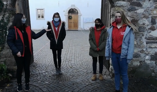 Schülerinnen führen durch unser Schulareal