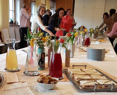 Klassenfoto: Auch die Schülerinnen des ersten Jahrganges sind gekommen zu gratulieren