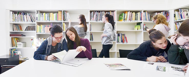Schülerinnen in der Bibliothek