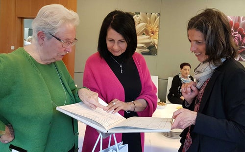 Klassenbuch: es wird in Erinnerungen gestöbert