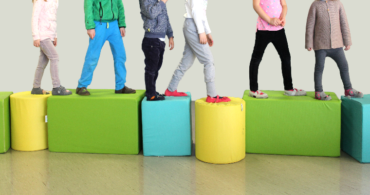 Piesc de mutons y mutans che va sun tapli da culëur (Foto Direzion dla scolines Ladinia)