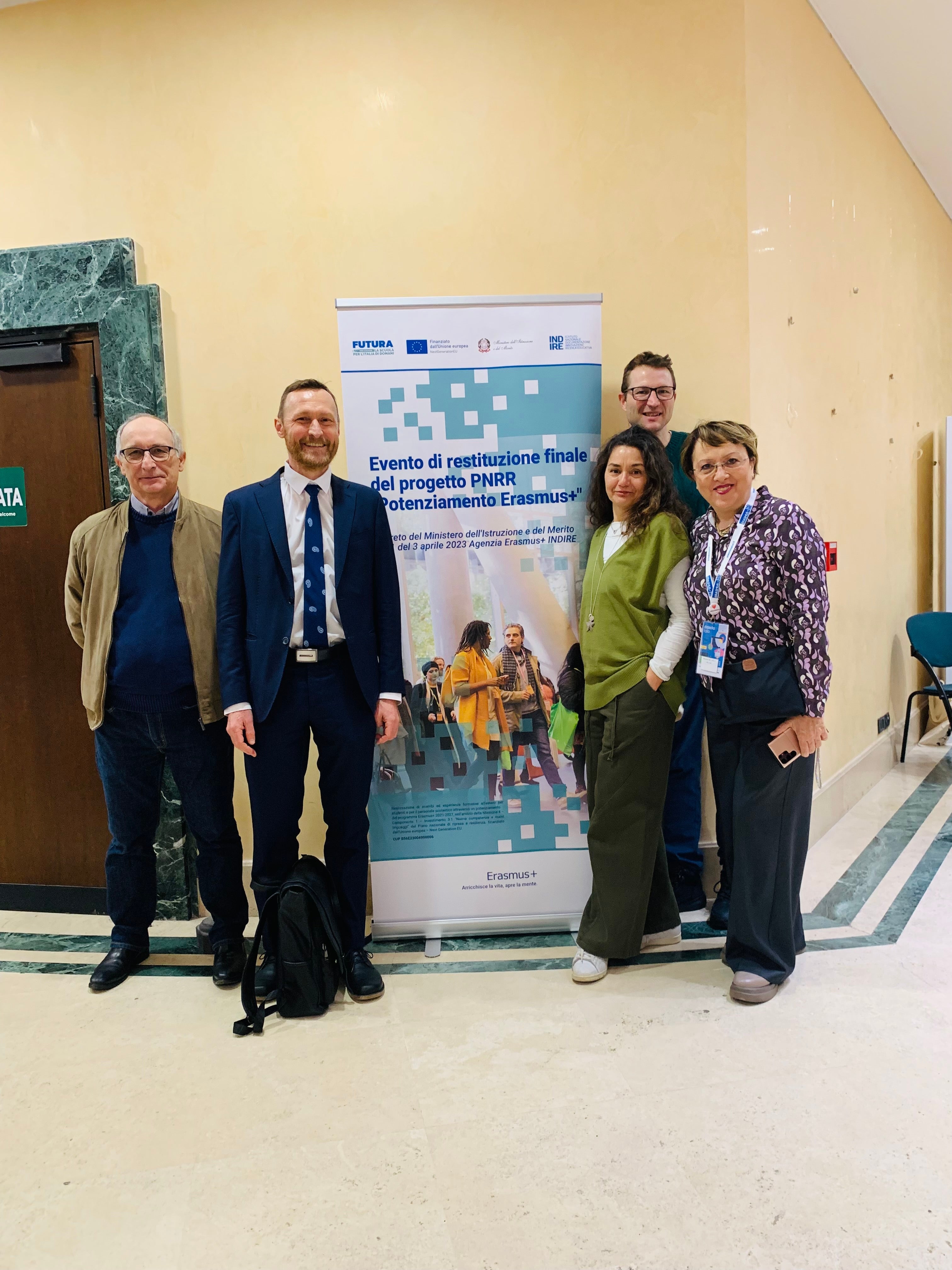 Nella foto, da sinistra, Maurizio Gerardini (Project Officer Unità PNRR Erasmus+ INDIRE), il direttore di Ripartizione Mathias Stuflesser, Paola Russo (Unità PNRR Erasmus+ INDIRE e ambasciatrice Erasmus-Plus Emilia-Romagna), Stefan Graziadei (Ripartizione Amministrazione scuola e cultura ladina), Maria Cristina Bevilaqua (Unità PNRR Erasmus+ INDIRE e ambasciatrice Erasmus-Plus Lazio). (Foto: USP/Ripartizione Amministrazione scuola e cultura ladina)