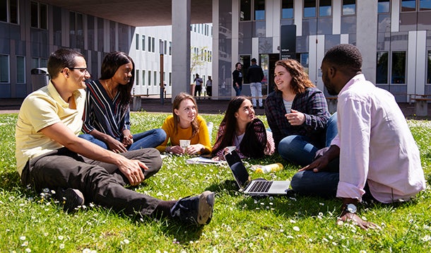 Studenten in het gras op de campus