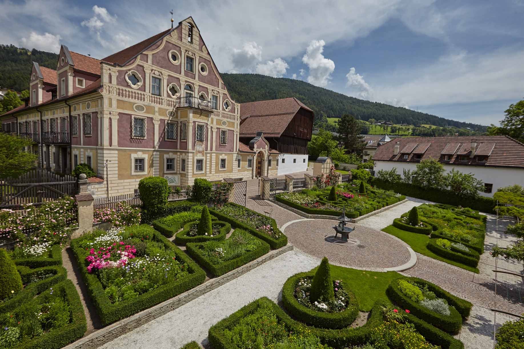 Ansitz Mair am Hof und Wirtschaftsgebäude. Foto Hermann M. Gasser