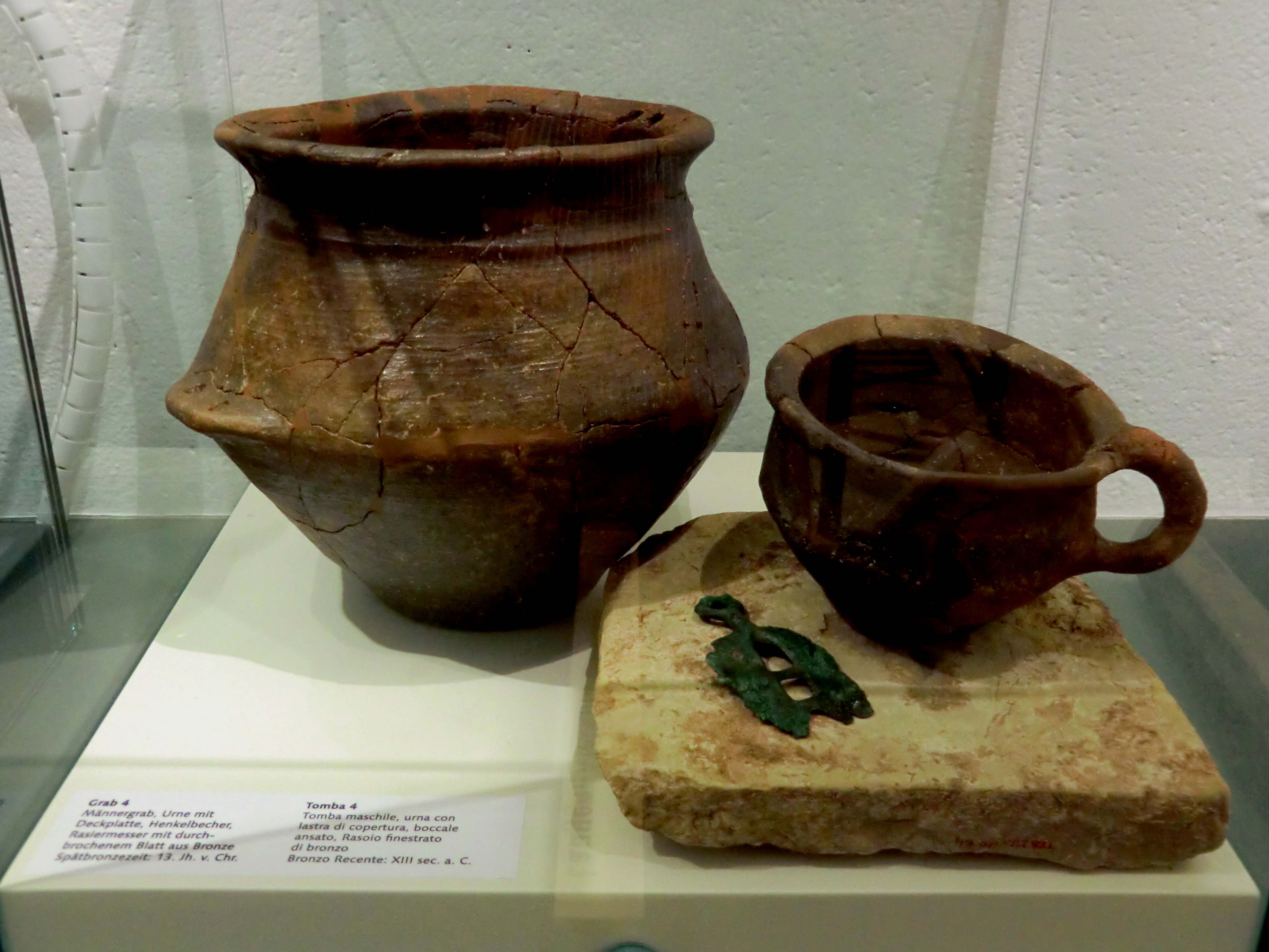 Graburnen, späte Bronzezeit. Foto Hoamet Tramin Museum